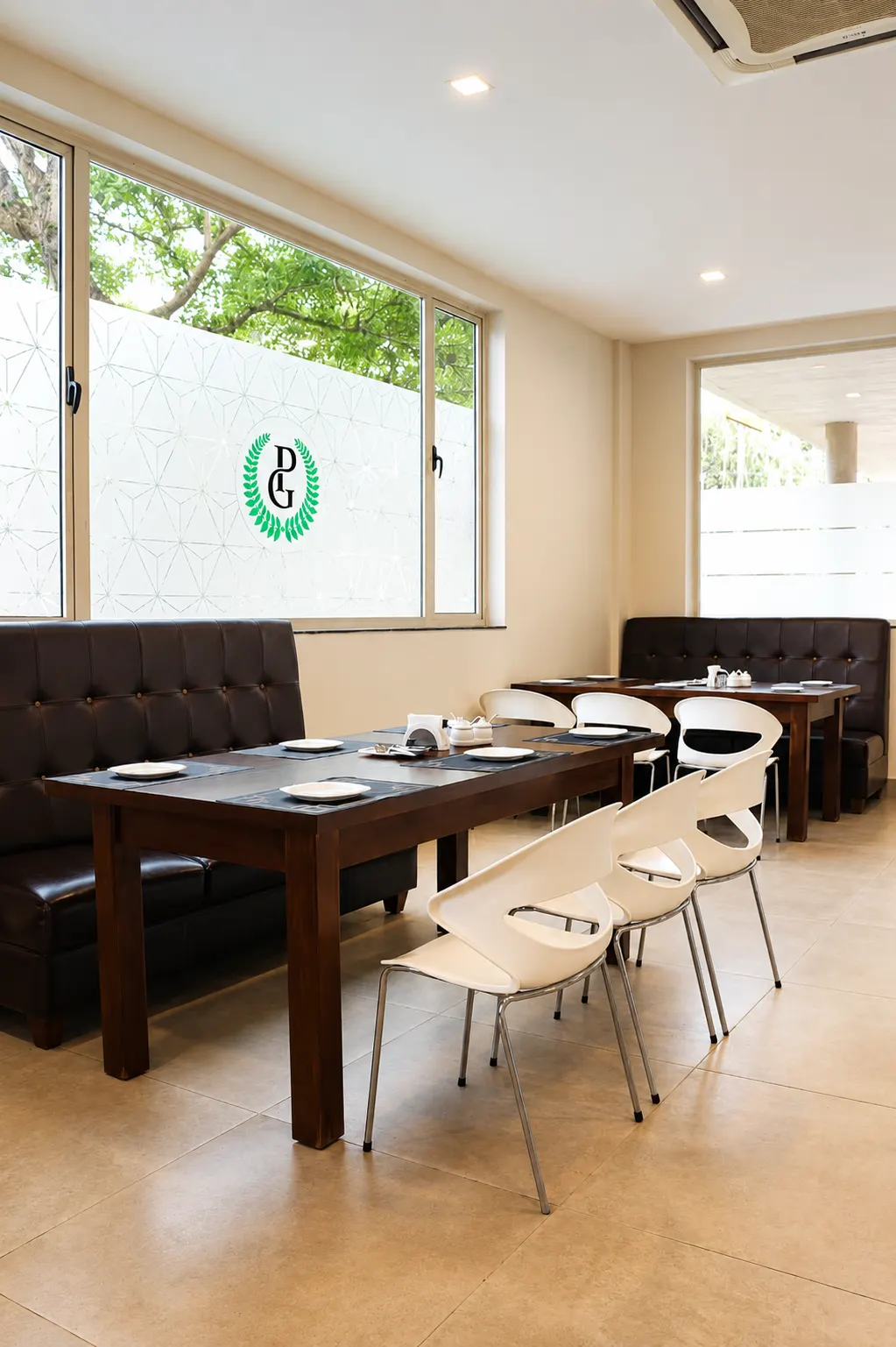Panjurli Grand dining room with booth seating